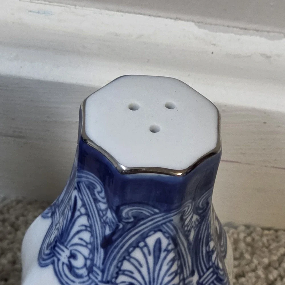 Vintage Bombay Blue And White Porcelain Salt And‎ Pepper Shakers